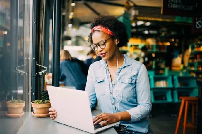 woman on laptop at a restaurant