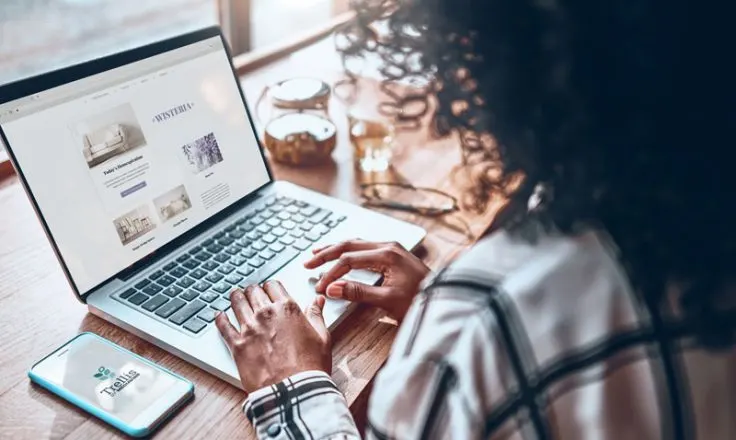 woman looking at a website with a trellis template at a cafe