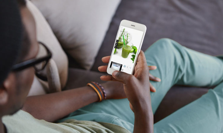 man looking at a blog on a mobile device with outstream mobile adhesion