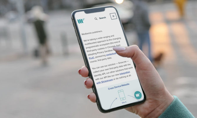 mobile user about to click on link