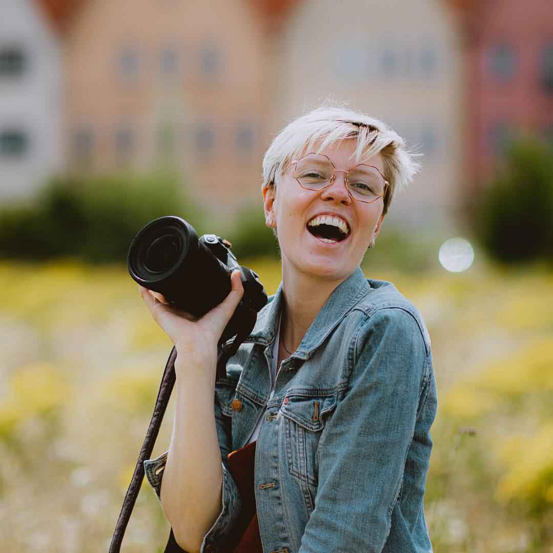 Photo of blogger Maarte Hensen holding a camera